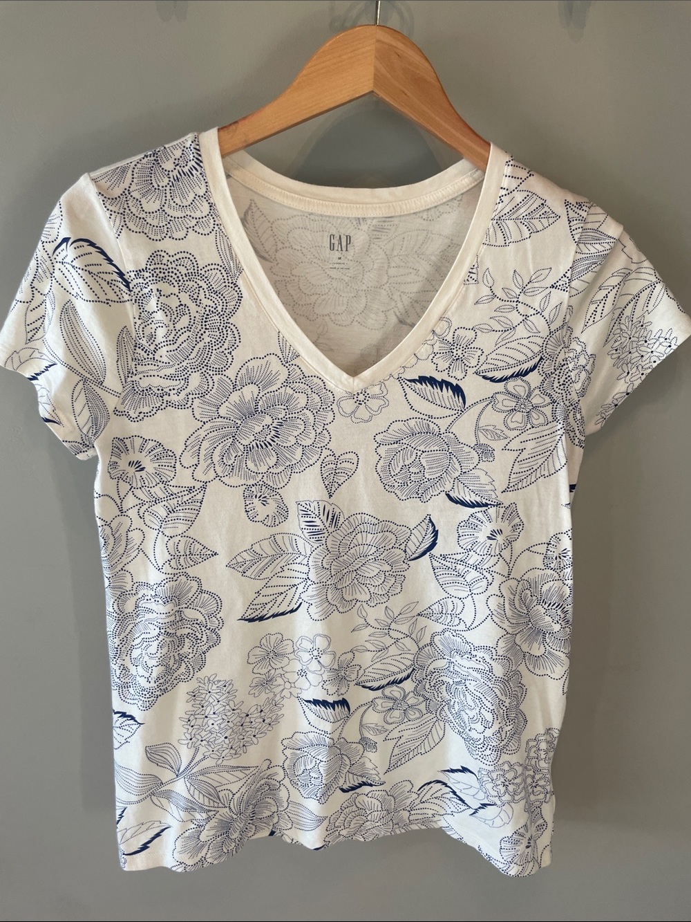 GAP Cream V-Neck Short Sleeve Tee with Navy Floral Design Size Medium